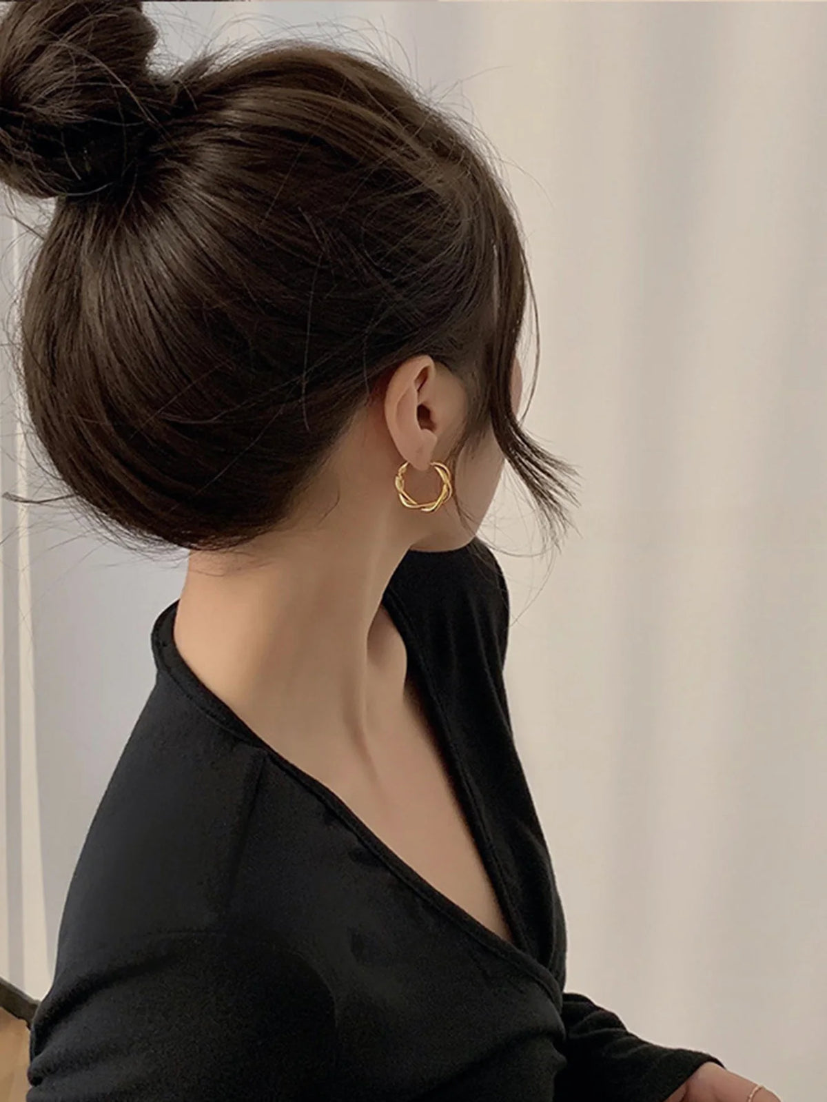 Earrings for women with a light luxury and high-end feel. Earrings with exaggerated loops and earrings