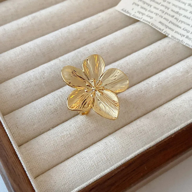 2024 New Flower Ring for Women Simple Temperament Party Fashion Trendy Charm Waterproof Jewelry Gifts Wholesale