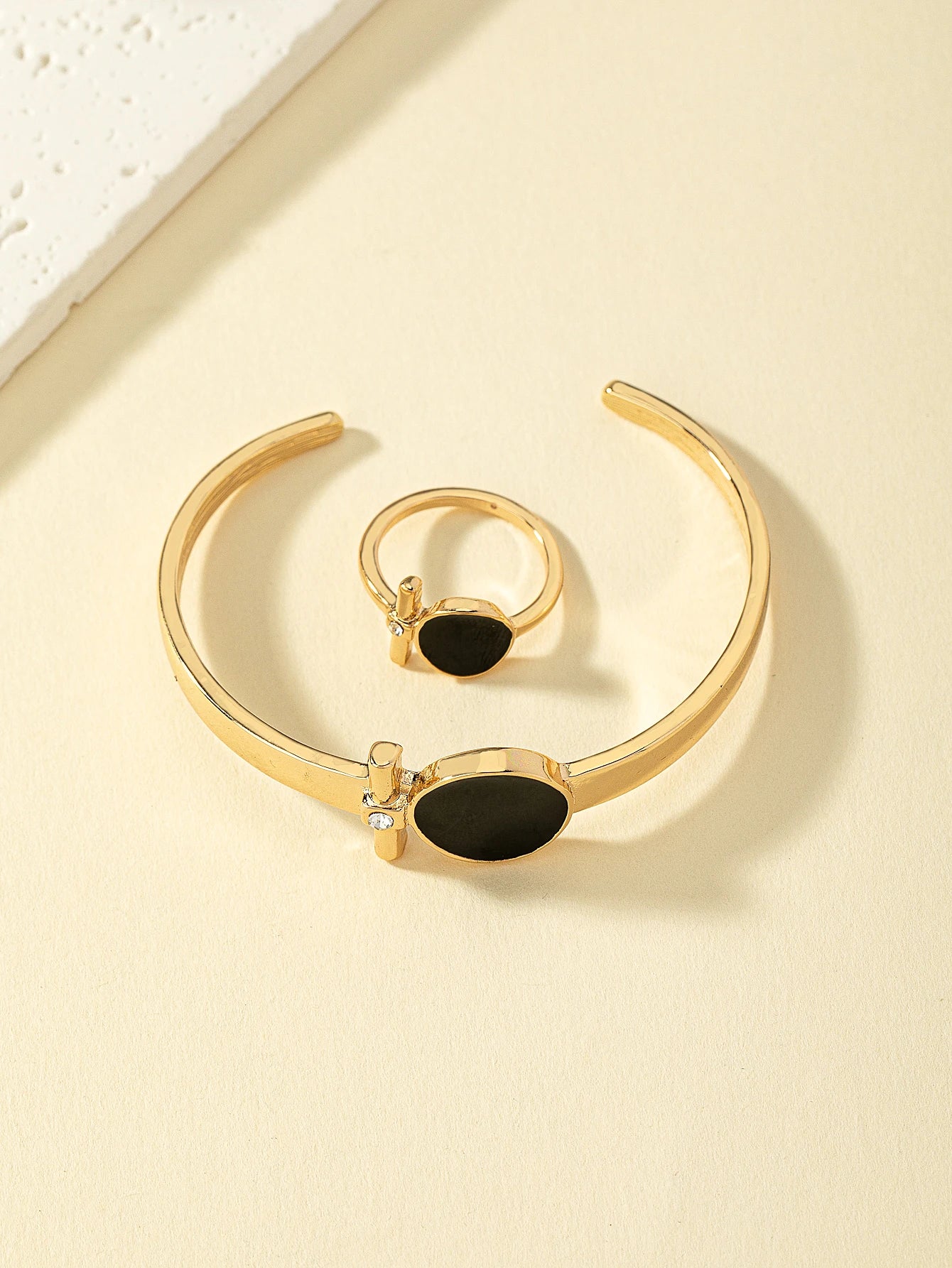Fashionable, Personalized, Exquisite and Luxurious Bracelet and Ring Set Secondary image