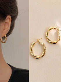 Earrings for women with a light luxury and high-end feel. Earrings with exaggerated loops and earrings