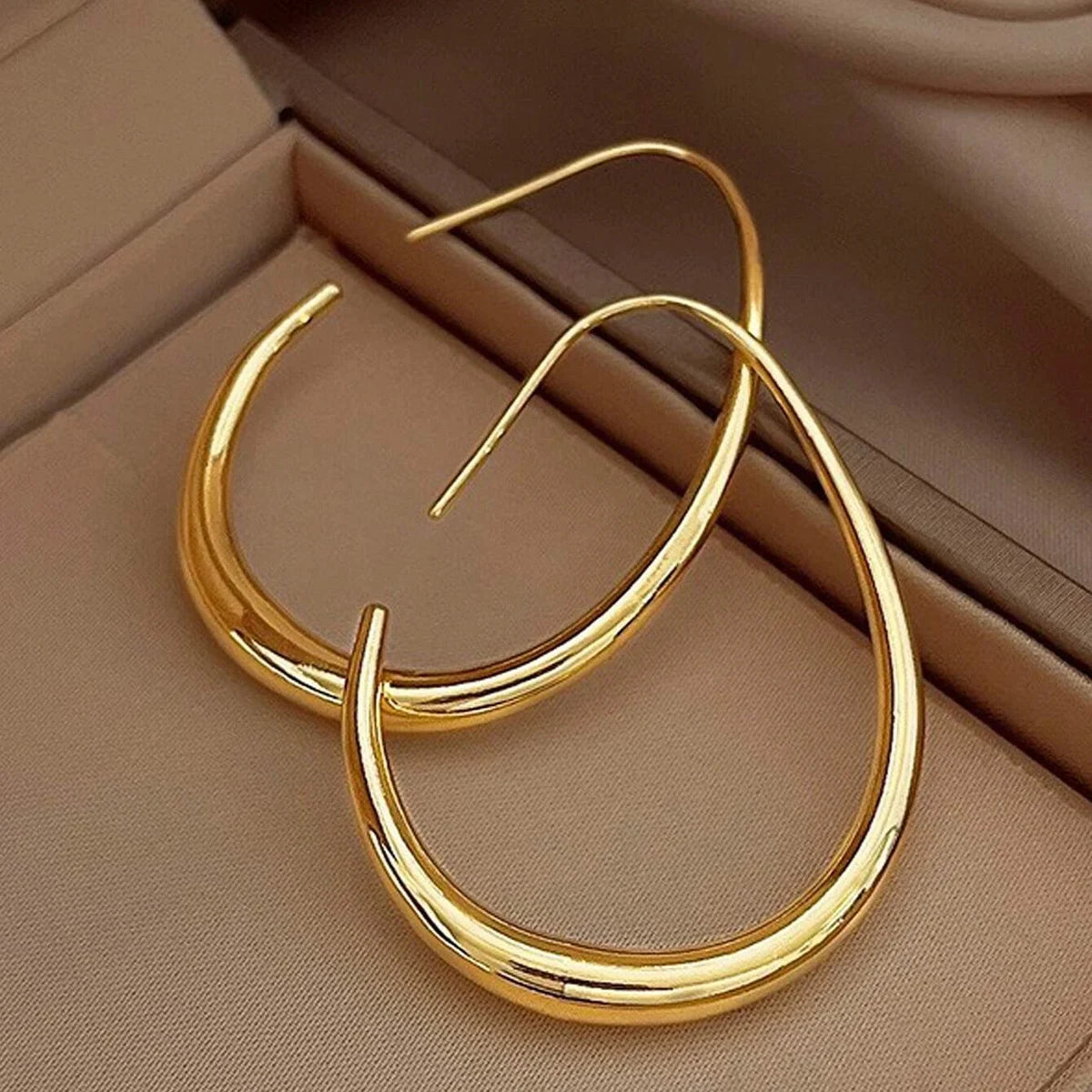 Earrings for women with a light luxury and high-end feel. Earrings with exaggerated loops and earrings
