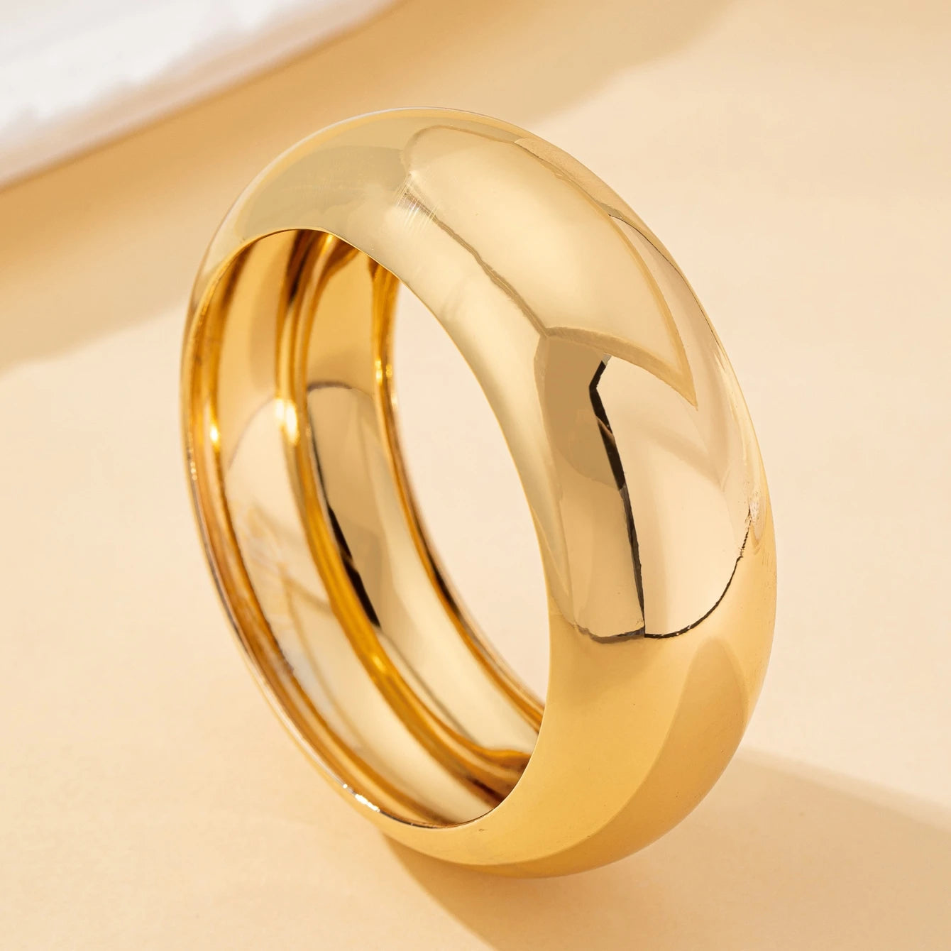 A Women's Bracelet with a Wide, Simple, Smooth Surface, Stylish and Suitable for Everyday Wear and Vacations