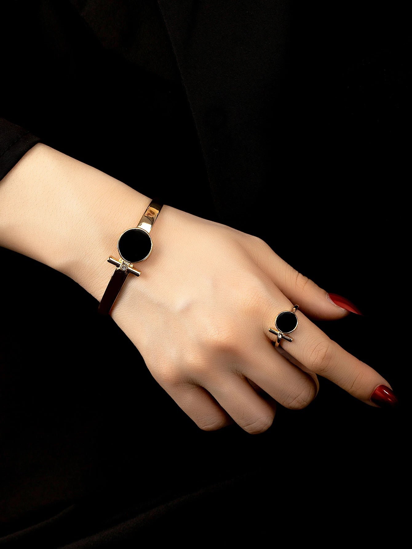Fashionable, Personalized, Exquisite and Luxurious Bracelet and Ring Set Main image