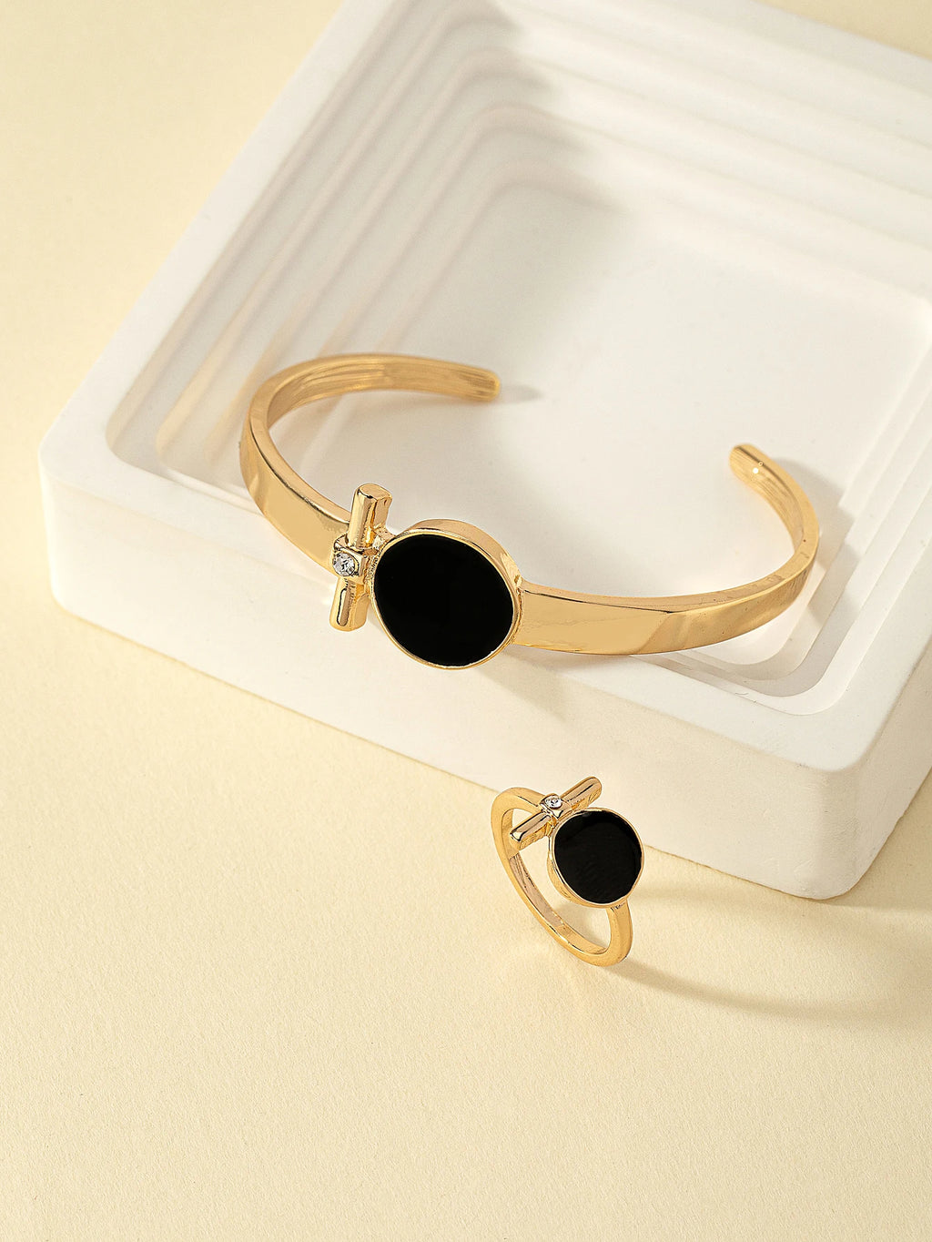 Fashionable, Personalized, Exquisite and Luxurious Bracelet and Ring Set