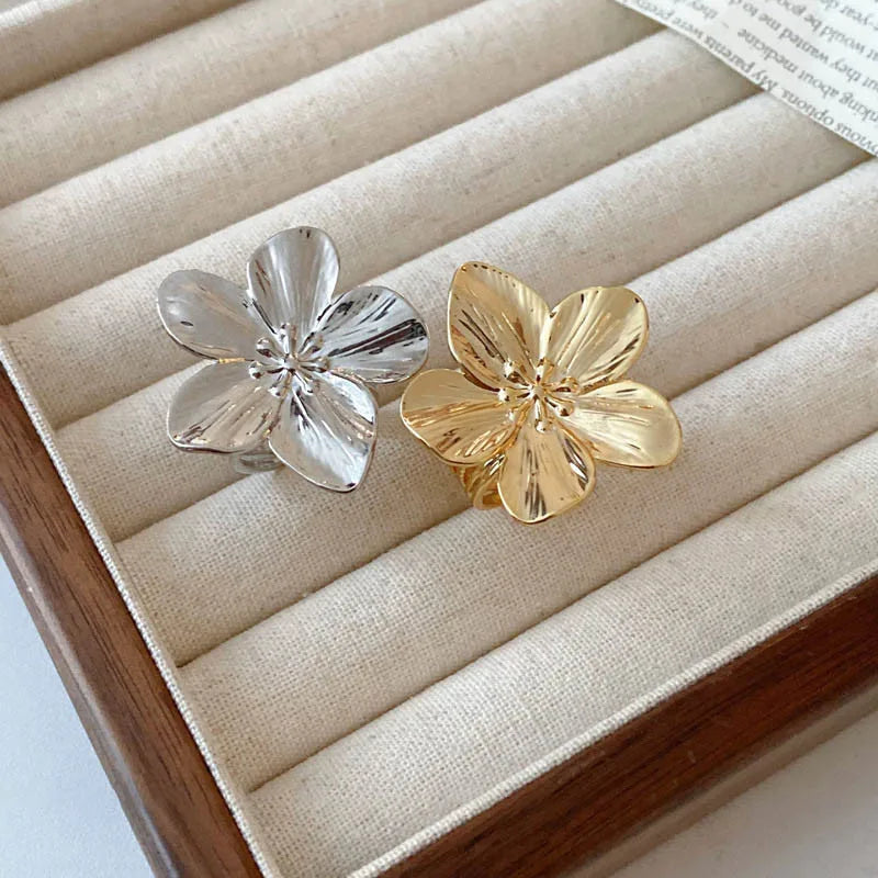 2024 New Flower Ring for Women Simple Temperament Party Fashion Trendy Charm Waterproof Jewelry Gifts Wholesale