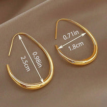Earrings for women with a light luxury and high-end feel. Earrings with exaggerated loops and earrings
