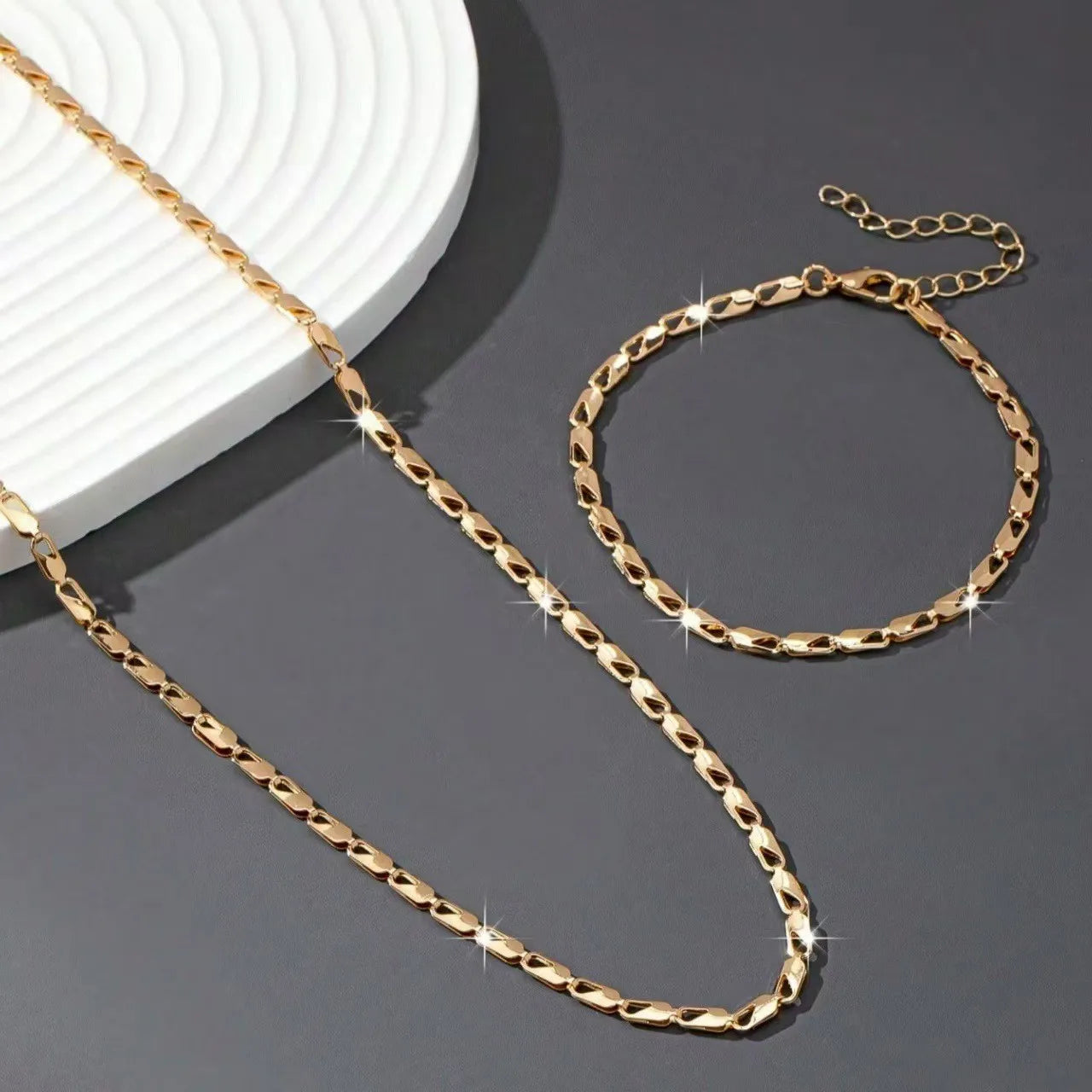 A Set of Sexy and Luxurious Women's Necklaces and Bracelets, a Fashionable and Versatile Women's Jewelry Set Secondary image
