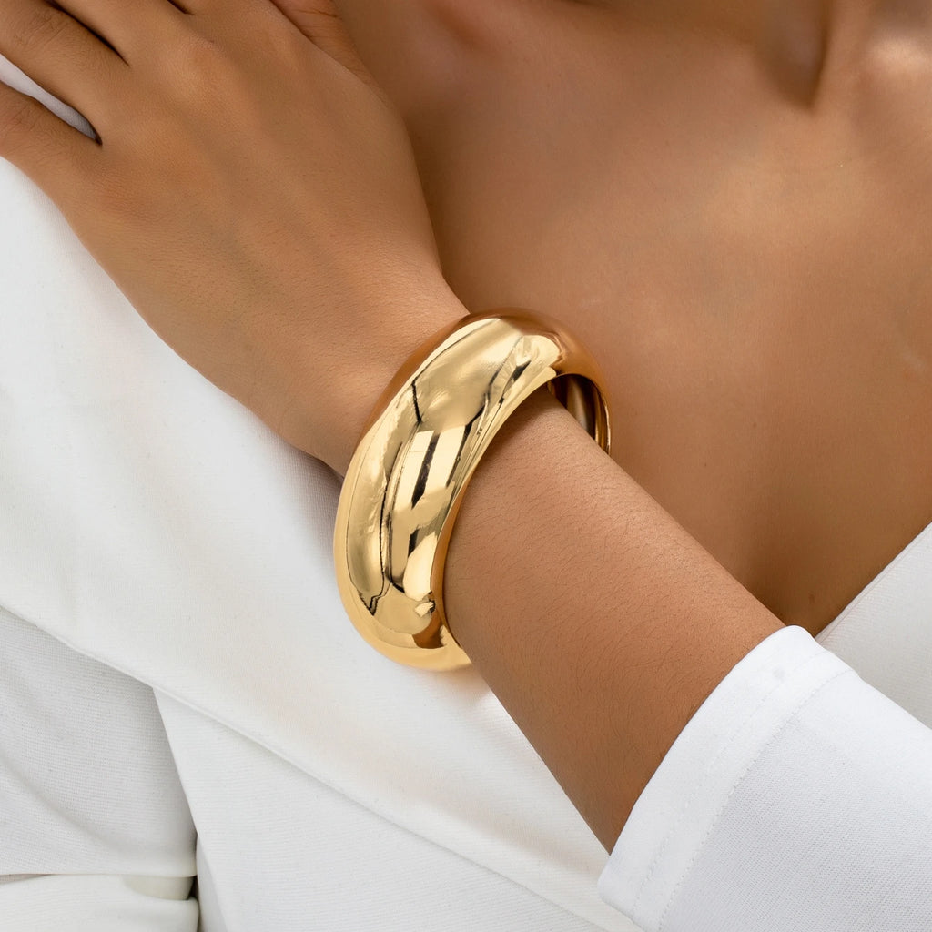 A Women's Bracelet with a Wide, Simple, Smooth Surface, Stylish and Suitable for Everyday Wear and Vacations