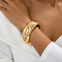 A Women's Bracelet with a Wide, Simple, Smooth Surface, Stylish and Suitable for Everyday Wear and Vacations