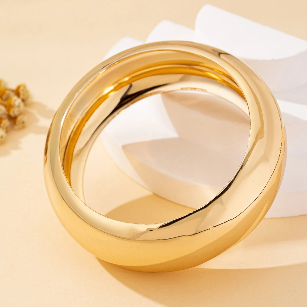 A Women's Bracelet with a Wide, Simple, Smooth Surface, Stylish and Suitable for Everyday Wear and Vacations