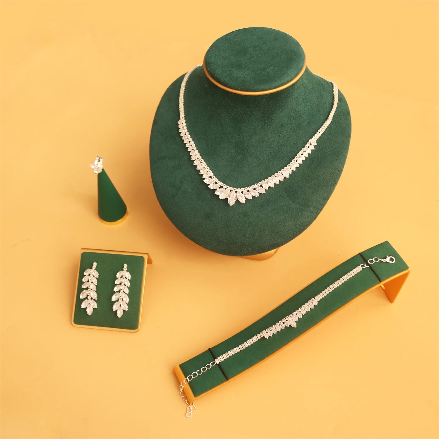 Luxury Women's Jewelry Elegant Bridal Necklace Earrings Bracelets Rings 4-piece Set Bridal Wedding Party Jewelry Accessories