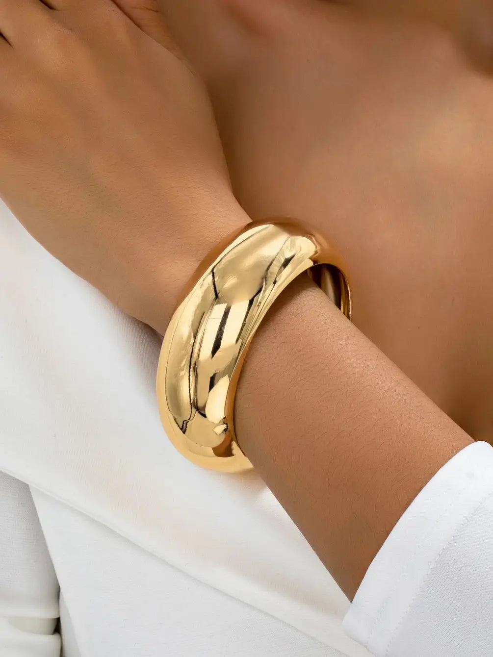 A Women's Bracelet with a Wide, Simple, Smooth Surface, Stylish and Suitable for Everyday Wear and Vacations