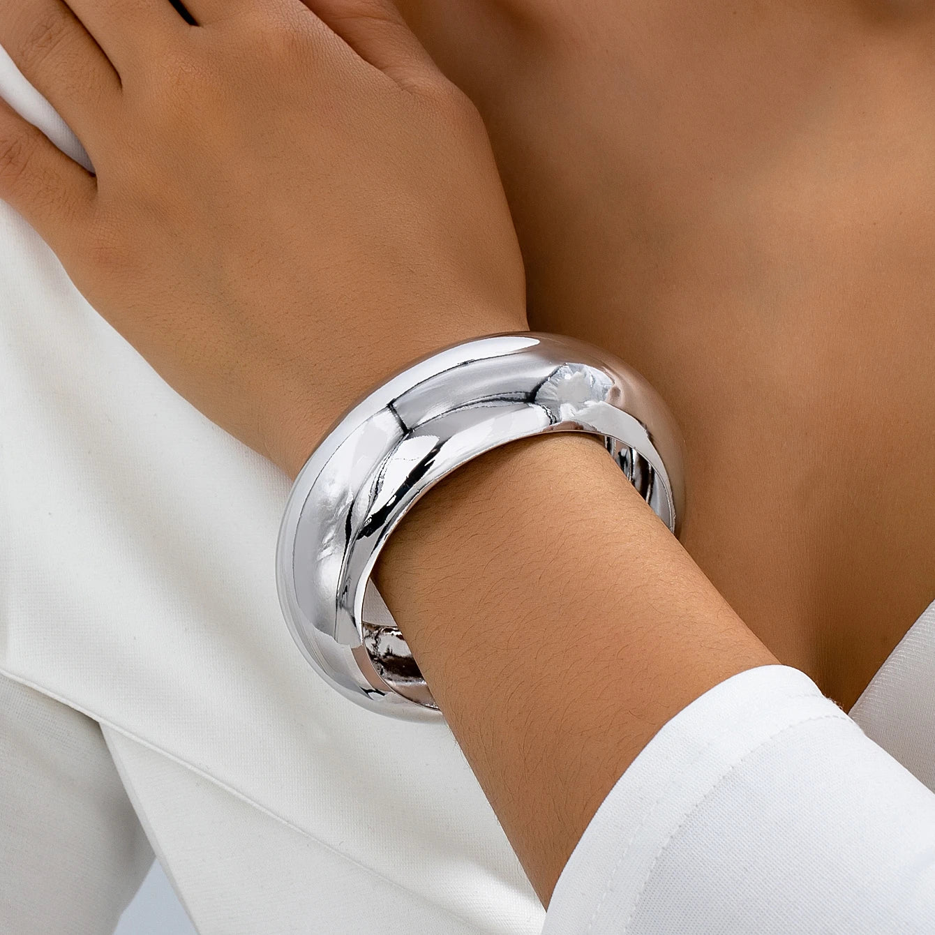 A Women's Bracelet with a Wide, Simple, Smooth Surface, Stylish and Suitable for Everyday Wear and Vacations