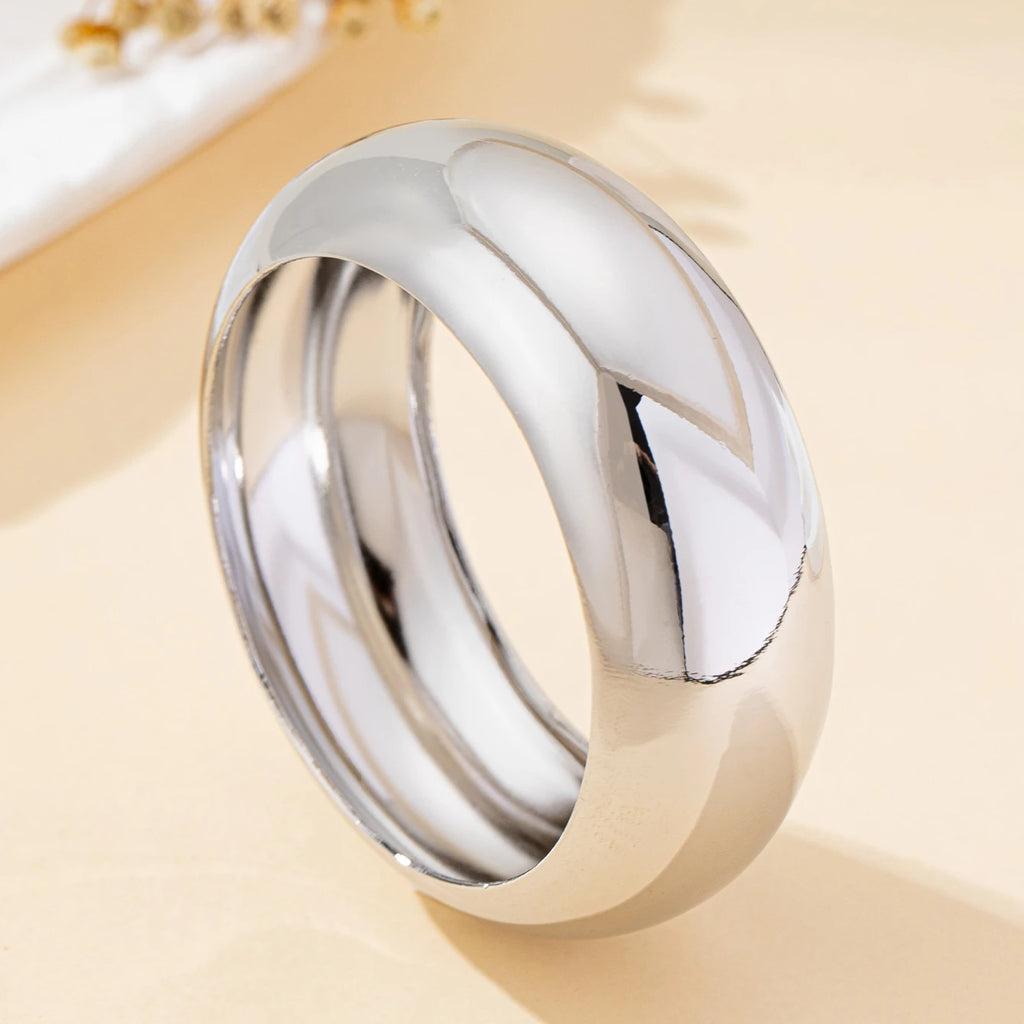 A Women's Bracelet with a Wide, Simple, Smooth Surface, Stylish and Suitable for Everyday Wear and Vacations